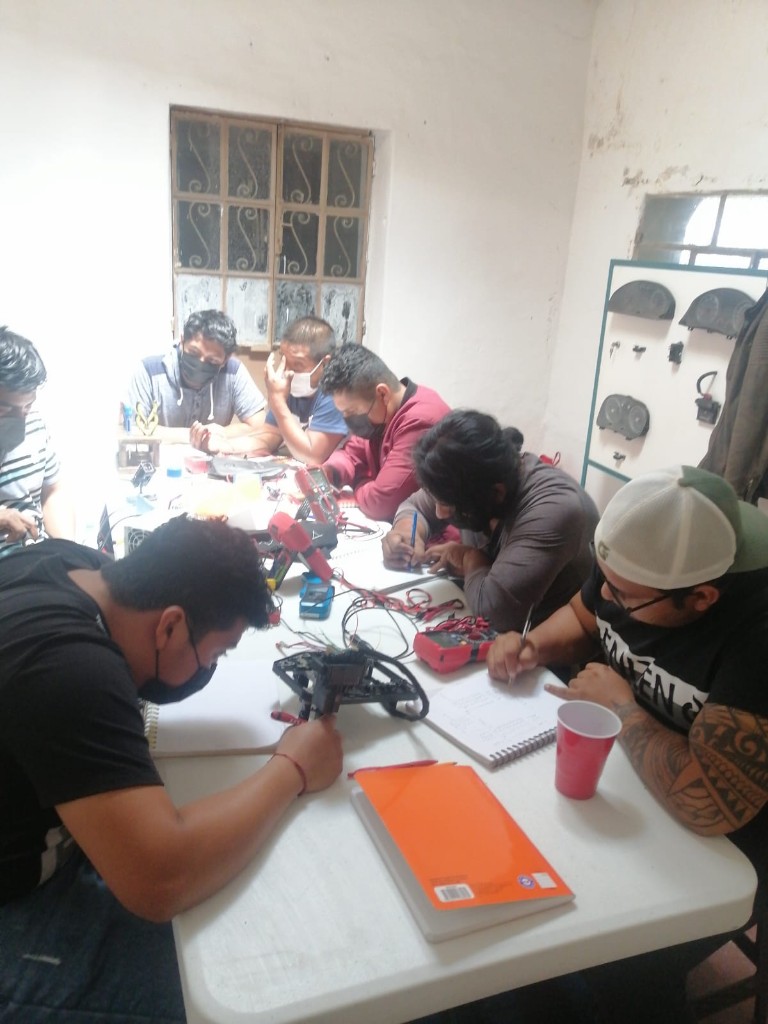 Práctica de electrónica y medición en clase